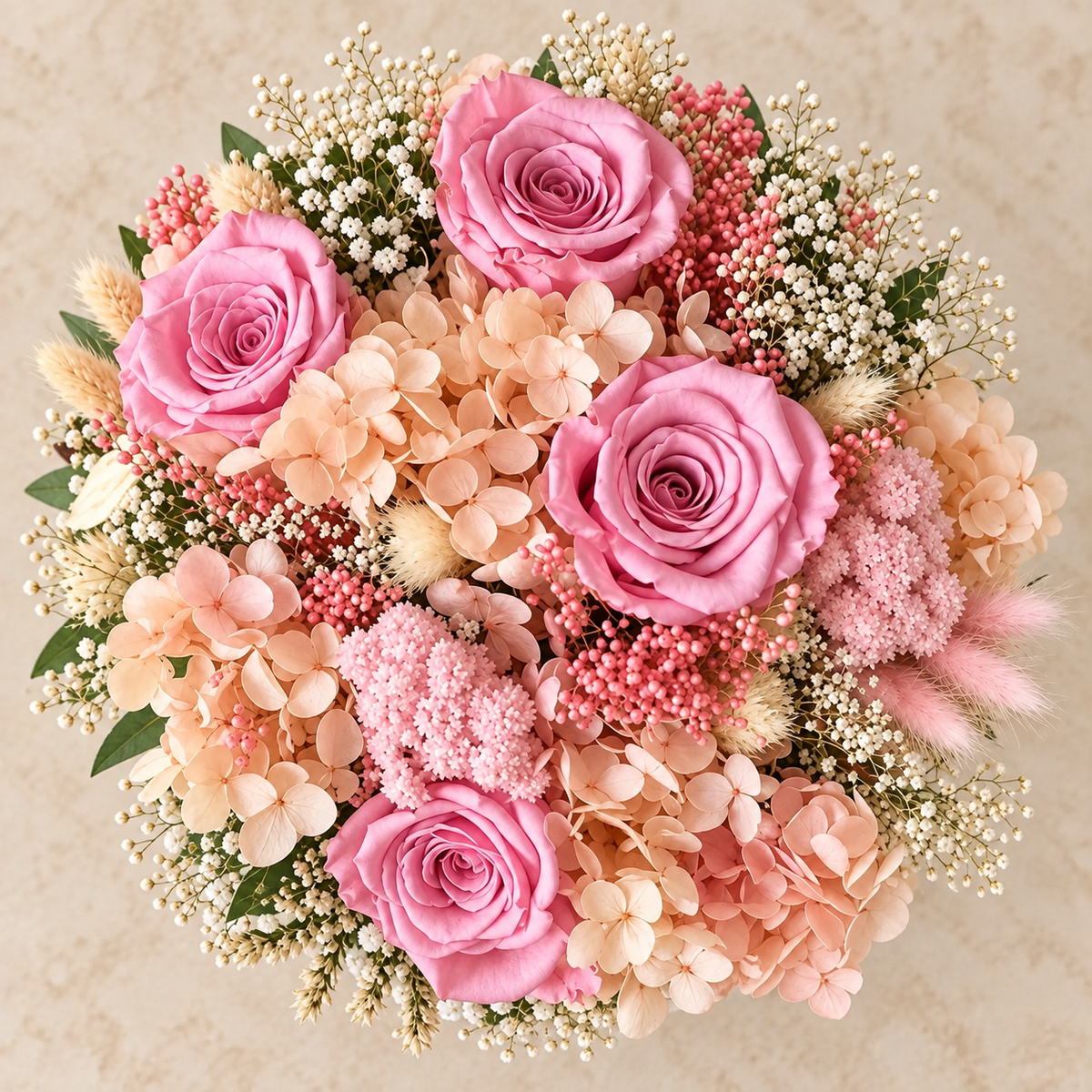 Promessa di Rosa vista dall’alto: rose rosa, ortensie pesca e piccoli fiori bianchi stabilizzati.
