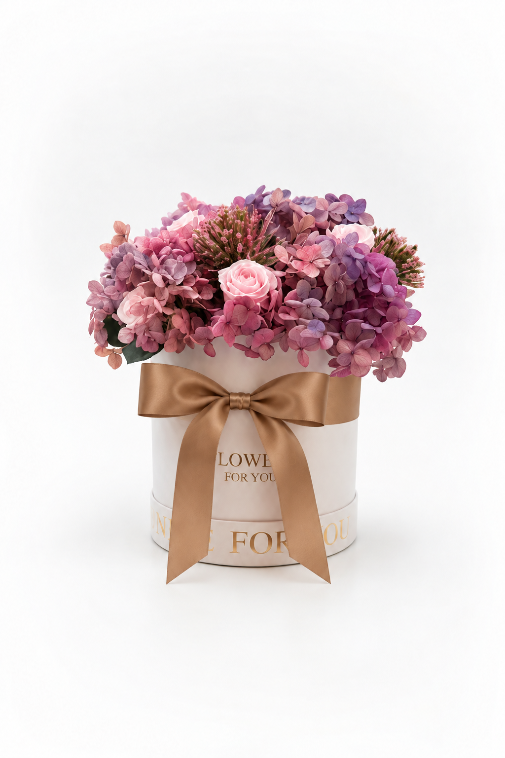 Nuvola di Seta vista di tre quarti: rose e ortensie stabilizzate in tonalità malva in cappelliera bianca con fiocco caramello.
