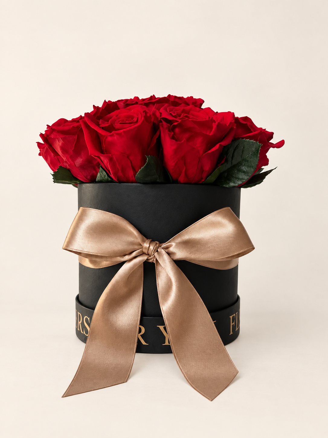Rosso Reale: quindici rose rosse stabilizzate in scatola cilindrica nera con fiocco champagne, viste frontalmente.