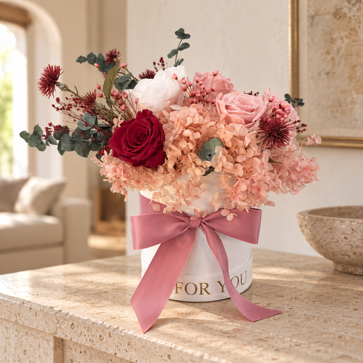 Sussurro di Cipria su una consolle in travertino in un soggiorno luminoso: cappelliera bianca con fiocco rosa antico.