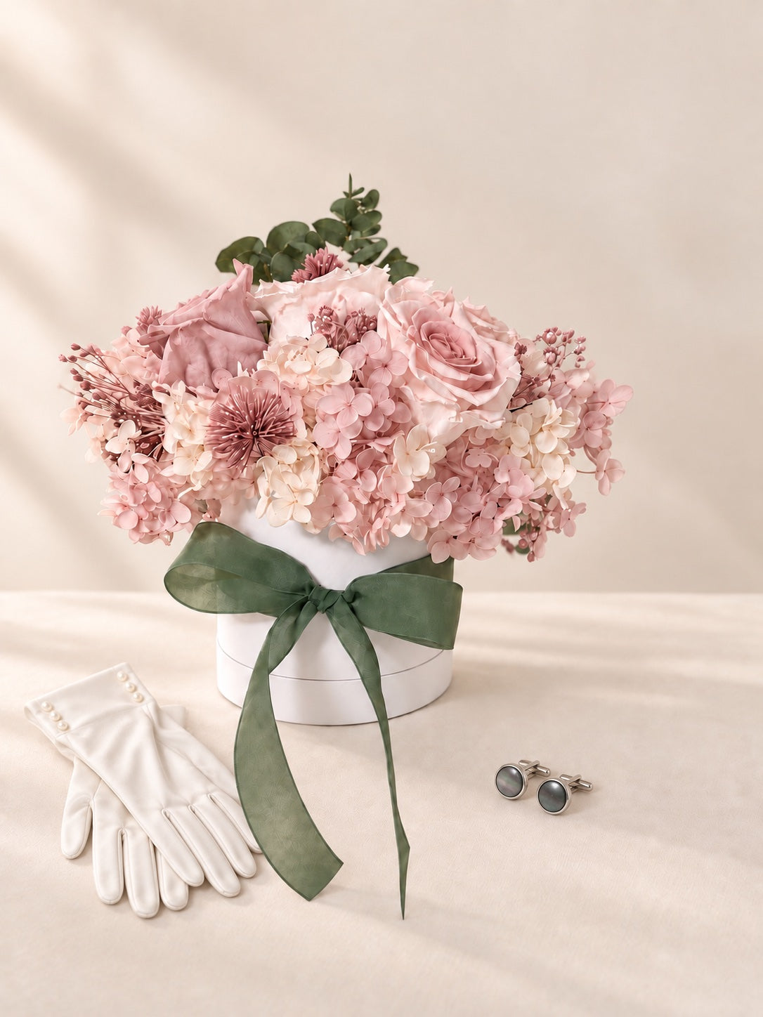 Box bianco con fiori rosa cipria e avorio, guanti da sposa e accessorio da sposo