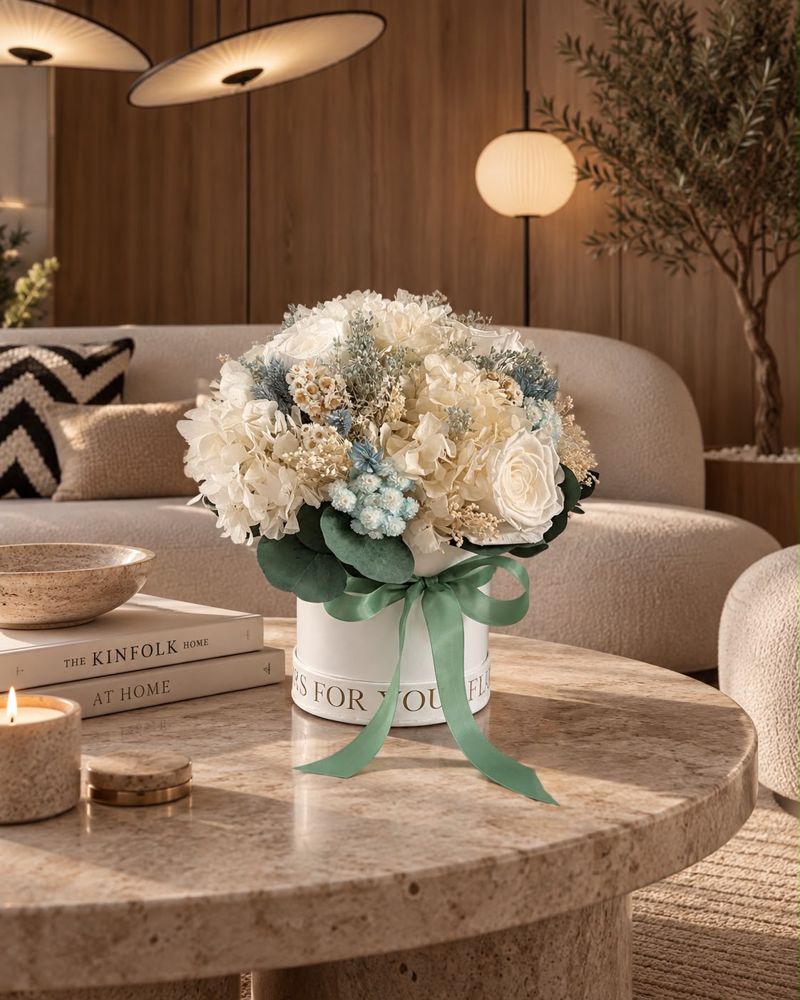Box bianco con fiori avorio e azzurri su un tavolino in salotto