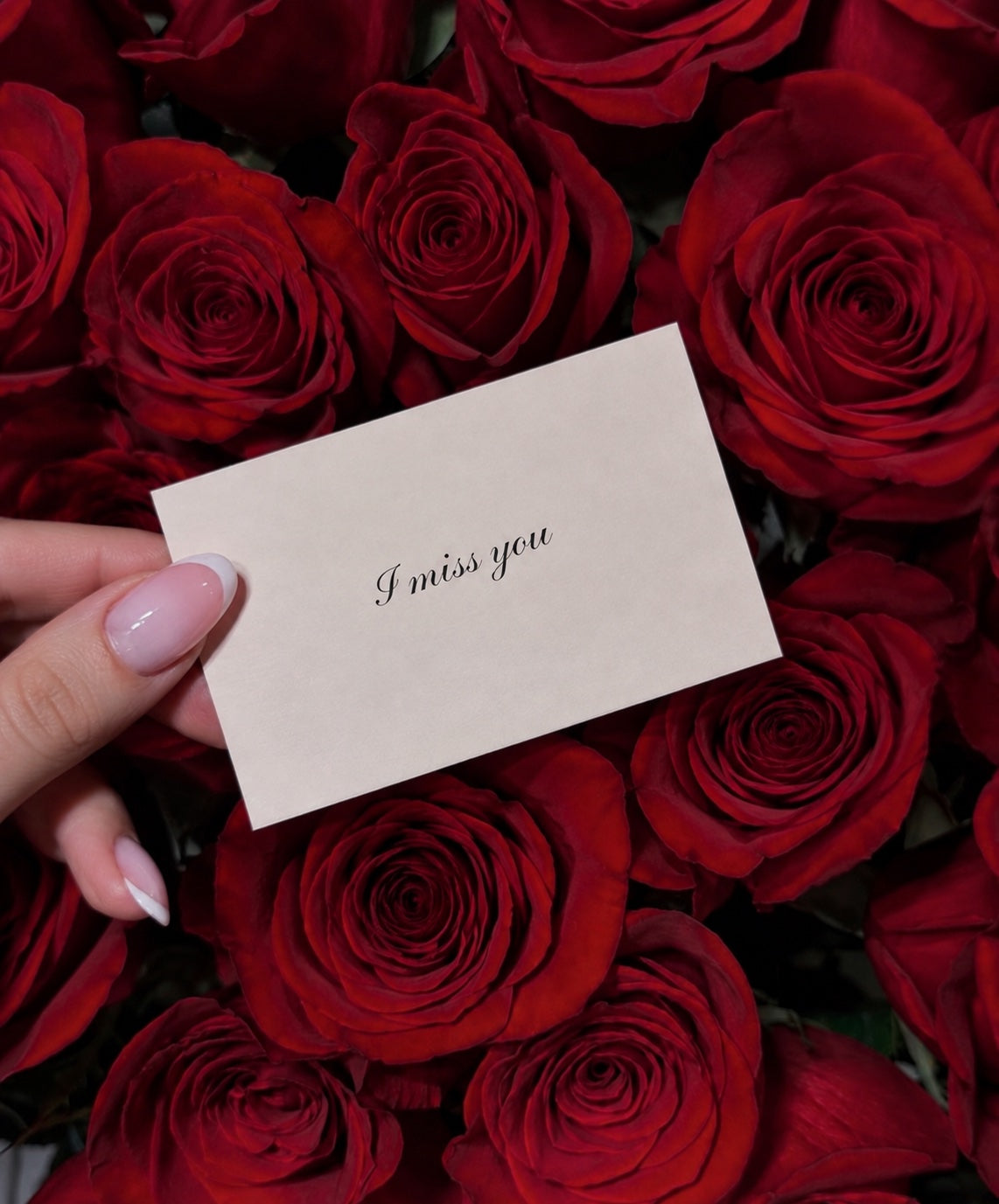 Biglietto I miss you tra rose rosse