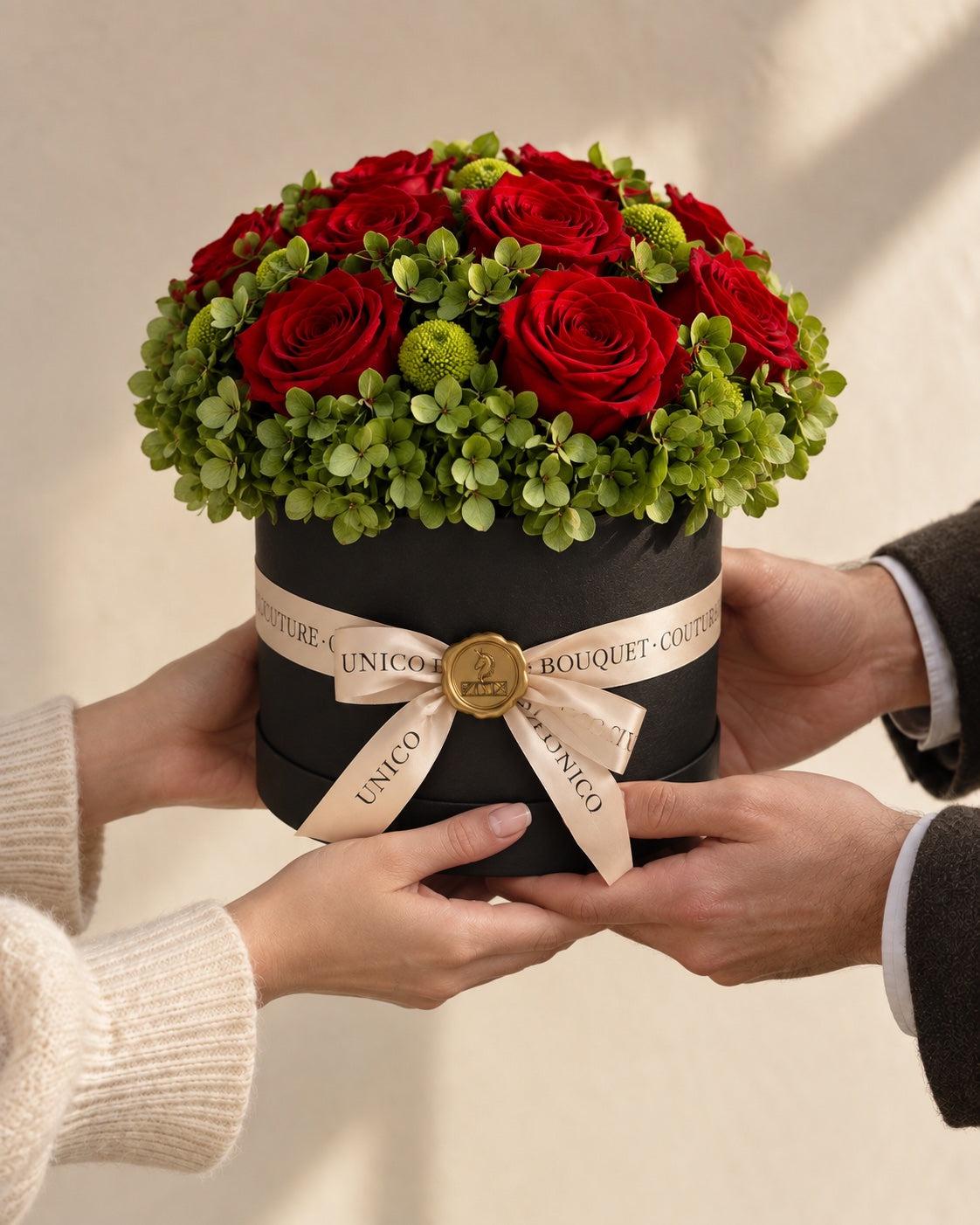 Box floreale con rose rosse e verde intenso